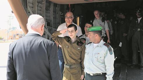 Gilad Shalit llega a Israel tras el intercambio de prisioneros y es recibido por Benjamin Netanyahu