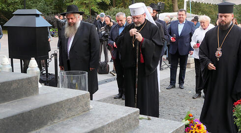 El rabino Moshe Reuven Azman en una oración interreligiosa en Kyiv