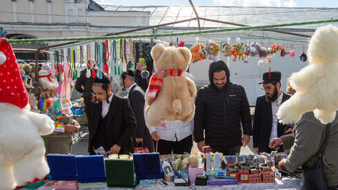 Los turistas buscan souvenirs en un bazar en Uman
