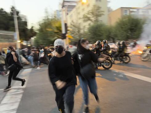 El régimen dice que la represión no incluye las municiones reales. La cantidad de muertos parece desmentirlo. (AP) Imagen de las protestas en Irán.