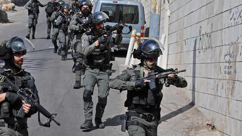 Tropas israelíes en el este de Jerusalem durante la caza del pistolero que mató a un agente de la Policía de Fronteras.