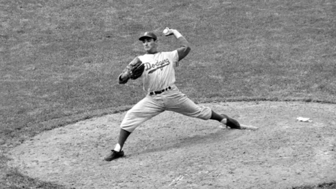 Sandy Koufax, southpaw de los Dodgers de Brooklyn, lanza contra los Chicago Cubs en el octavo inning de un partido de béisbol, el 16 de mayo de 1957, en Chicago, Illinois, Estados Unidos