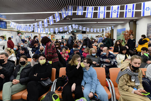 Inmigrantes judíos que huyen de las zonas de guerra en Ucrania llegan a la oficina de inmigración y absorción israelí, en el aeropuerto Ben Gurion. 