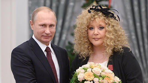 El presidente ruso Vladimir Putin y Alla Pugacheva en 2014