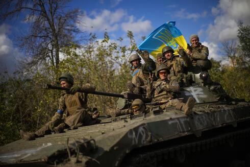 Soldados ucranianos conducen por una carretera entre Izium y Lyman, áreas recientemente recuperadas en Ucrania. 