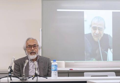 El abogado Takashi Takano muestra un vídeo de su cliente Amnon Hanoh Tenenboim, residente israelí en Japón que murió mientras estaba detenido en el centro de detención de Yokohama, durante una rueda de prensa. 