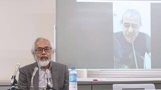El abogado Takashi Takano muestra un vídeo de su cliente Amnon Hanoh Tenenboim, residente israelí en Japón que murió mientras estaba detenido en el centro de detención de Yokohama, durante una rueda de prensa.
