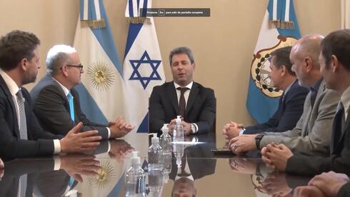 Momento de la reunión entre el embjador de Israel y el gobernador de la provincia, entre otros funcionarios. (Captura de pantalla) Momento de la reunión entre el embjador de Israel y el gobernador de la provincia, entre otros funcionarios.