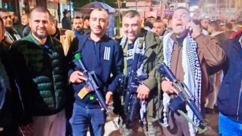 El médico muerto por las heridas sufridas en Jenín se encuentra armado en el centro con otros militantes.
(Ynet) El médico muerto por las heridas sufridas en Jenín se encuentra armado en el centro con otros militantes.