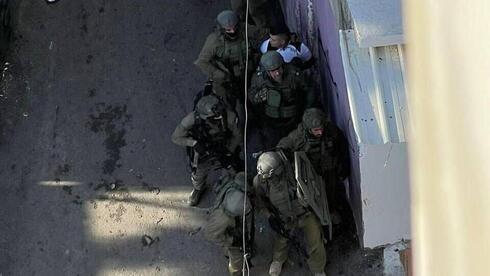 Las tropas de las FDI detienen a un operativo de Hamás sospechoso de estar implicado en los tiroteos de Cisjordania.