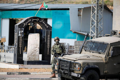 Soldado de las FDI hace guardia cerca del lugar del ataque con disparos en Naplusa