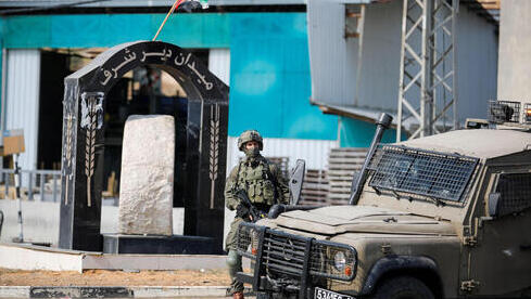 Soldado de las FDI hace guardia cerca del lugar del ataque con disparos en Naplusa