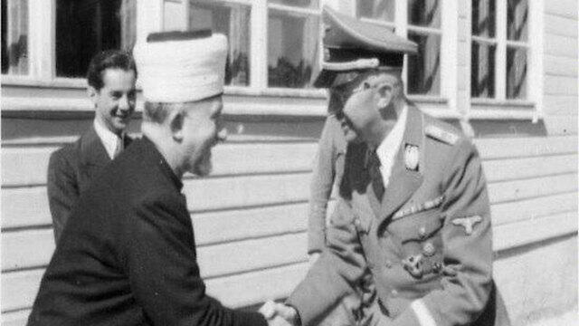 El jefe de las SS Heinrich Himmler y el muftí Hajj Amim al-Husseini se dan la mano. 