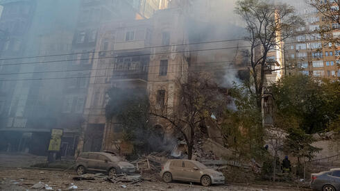 Un edificio de apartamentos en Kiev dañado después de un ataque con aviones no tripulados rusos el lunes