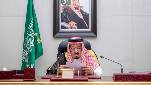 El rey saudí Salman bin Abdulaziz pronuncia un discurso durante la reunión anual del Consejo Shura en Jeddah
