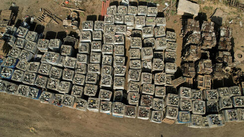 Baterías rotas recogidas para su venta y exportación, en Gaza.