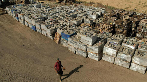 Baterías rotas recogidas para su venta y exportación, en Gaza. 