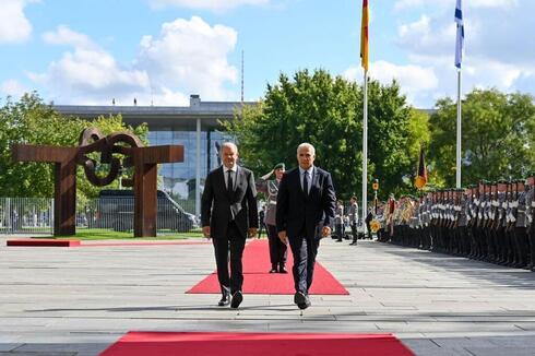 El canciller alemán Olaf Scholz y el primer ministro Yair Lapid