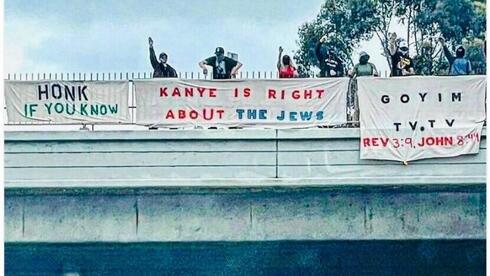 Imágenes de las pancartas de la Liga de Defensa Goyim apoyando los comentarios de Kanye West sobre los judíos. 