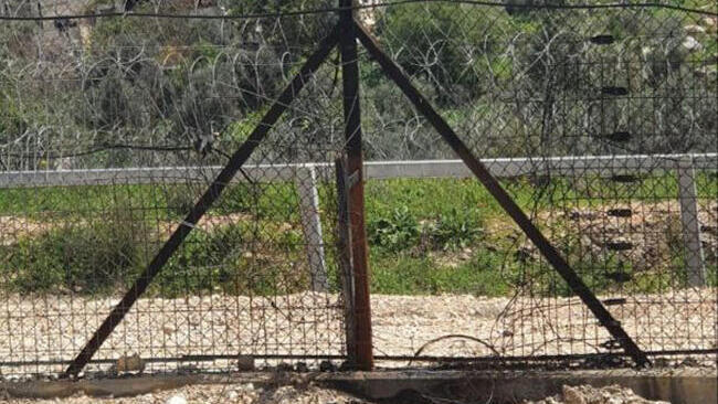 Agujero en la valla de seguridad en la frontera entre Israel y Cisjordania. 