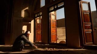 Un trabajador afgano reconstruye parte de la sinagoga Yu Aw en Herat, Afganistán.