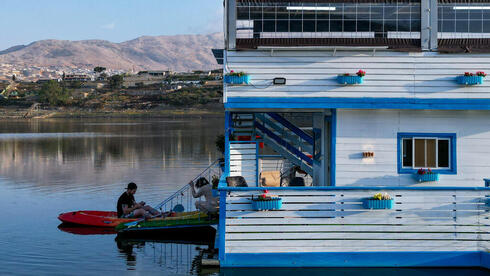 Casa de huéspedes flotante en el lago Ram.