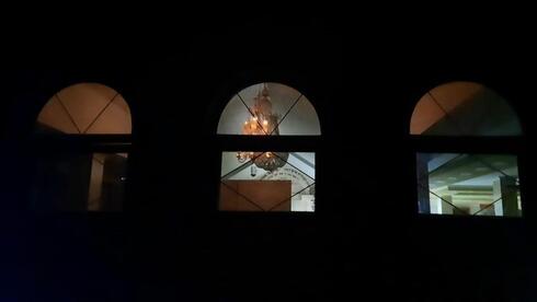 La sinagoga de Uman en medio de un apagón. 