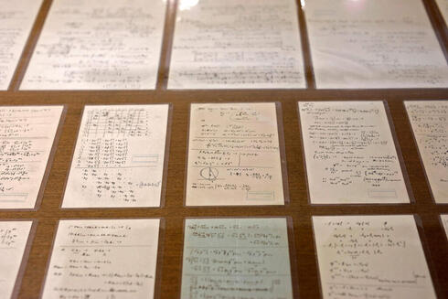 Páginas del manuscrito de Albert Einstein expuestas actualmente en la Universidad Hebrea Givat Ram de Jerusalem. (AFP) Páginas del manuscrito de Albert Einstein expuestas actualmente en la Universidad Hebrea Givat Ram de Jerusalem.