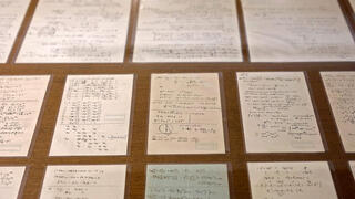 Páginas del manuscrito de Albert Einstein expuestas actualmente en la Universidad Hebrea Givat Ram de Jerusalem.