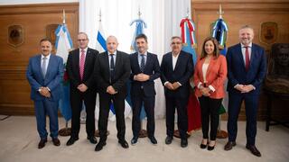 Firma del convenio entre tres provincias argentinas y la empresa de agua israelí Mekorot. 