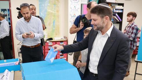 Bezalel Smotrich vota en su asentamiento de Cisjordania.