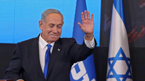 Netanyahu, ante el desafío de imprimir moderación a un gobierno con aliados extremistas. (AFP) Benjamín Netanyahu celebra tras conocerse los primeros resultados anoche.