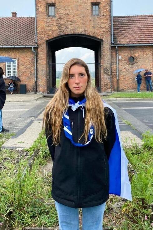 Tamara Rogers en su visita a Auschwitz.