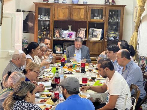 Bahreiníes, egipcios, emiratíes, marroquíes e israelíes alrededor de la misma mesa para un almuerzo kosher en el mellah de Marrakech, Marruecos