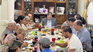 Bahreiníes, egipcios, emiratíes, marroquíes e israelíes alrededor de la misma mesa para un almuerzo kosher en el mellah de Marrakech, Marruecos