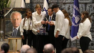 Encendido de una vela durante el acto de recordación de Rabin. 