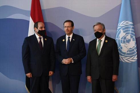 Abdel Fattah Al Sisi, presidente de Egitpo; Isaac Herzog, presidente de Israel; y Antonio Guterres, secretario general de la ONU. (Haim Tzaj ) Herzog El Sisi Guterres ONU Egipto