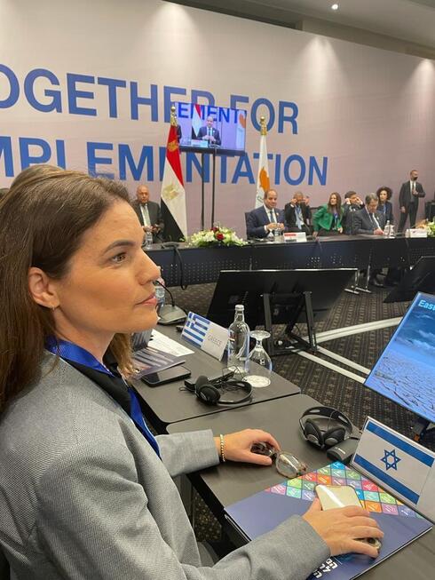 La ministra Tamar Zandberg en la cumbre climática. En el fondo de la foto se ve a los representantes iraquí y libanés. 
