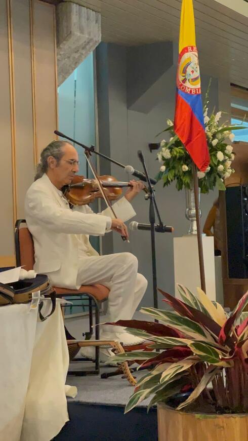 El maestro Dalal en su presentación en Bogotá. 