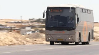 Un autobús de transporte público en la carretera en el sur de Israel.