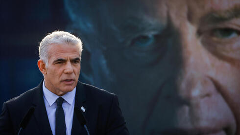 El primer ministro Yair Lapid en el memorial por los 27 años del asesinato de Yitzhak Rabin. (Olivier Fitoussi) El primer ministro Yair Lapid en el memorial por los 27 años del asesinato de Yitzhak Rabin.