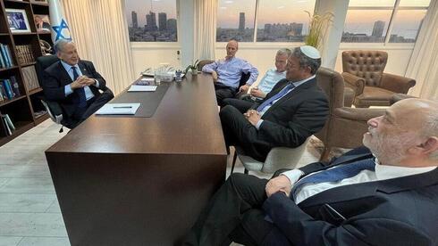Benjamín Netanyahu se reúne con legisladores electos del partido de extrema derecha Otzma Yehudit. Benjamín Netanyahu se reúne con legisladores electos del partido de extrema derecha Otzma Yehudit.