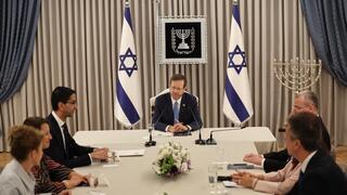 El presidente Issac Herzog en consulta con representantes del partido Likud