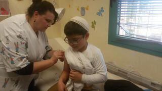 Un niño recibe una vacuna contra la gripe