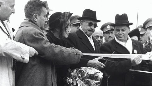 Chaim Weizmann y su esposa en Jerusalem al establecerse la primera Knesset. (David Rubinger) Chaim Weizmann y su esposa en Jerusalem al establecerse la primera Knesset.