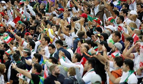 Iraníes amantes del fútbol cancelaron sus pasajes a Qatar para no avalar al régimen iraní. (Reuters) Fútbol Irán