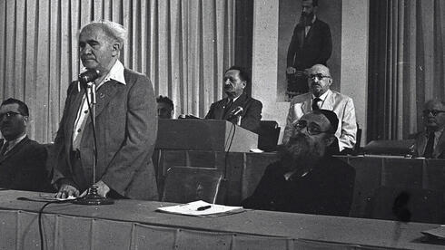 David Ben Gurion felicitando a Chaim Weizmann a su llegada a Israel. (Shimon Rudolf "Rudi" Weissenstein) David Ben Gurion felicitando a Chaim Weizmann a su llegada a Israel.