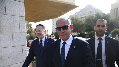 Benjamin Netanyahu camino a reunirse con posibles socios de coalición de una facción ultraortodoxa. (Foto: Alex Kolomoisky) Benjamin Netanyahu camino a reunirse con posibles socios de coalición de una facción ultraortodoxa
