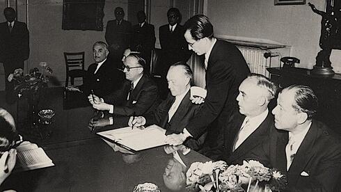 El canciller de Alemania Occidental, Konrad Adenauer, firma el acuerdo de reparaciones entre su país e Israel, 10 de septiembre de 1952. (Museo del Holocausto de Estados Unidos) El canciller de Alemania Occidental, Konrad Adenauer, firma el acuerdo de reparaciones entre su país e Israel, 10 de septiembre de 1952.