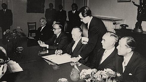 El canciller de Alemania Occidental, Konrad Adenauer, firma el acuerdo de reparaciones entre su país e Israel, 10 de septiembre de 1952. 